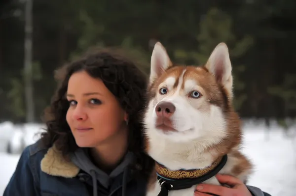 Mädchen Mit Ihrem Sibirischen Husky — Stockfoto