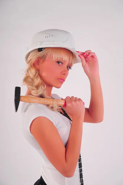 Joven mujer de negocios rubia, casco de martillo —  Fotos de Stock