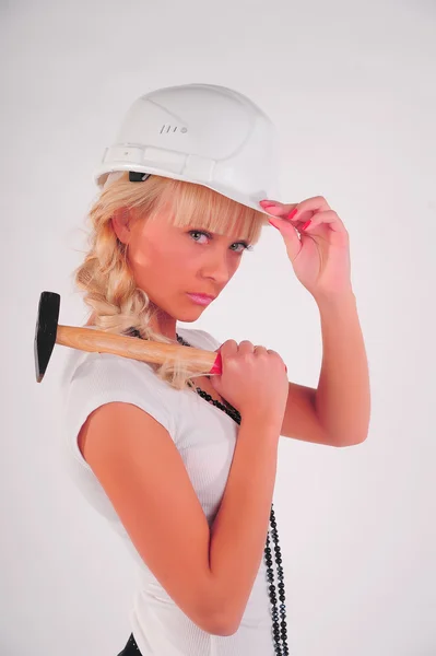Giovane donna d'affari bionda, casco martello — Foto Stock