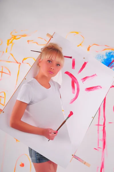 Dibujar a una chica en la pared — Foto de Stock