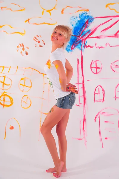 Drawing a girl on the wall — Stock Photo, Image