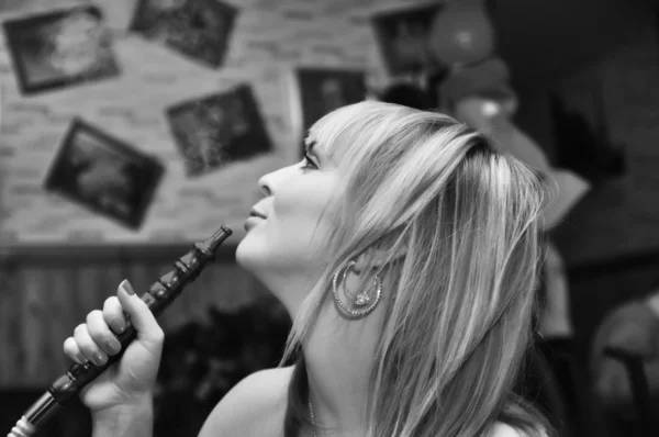 Dívka Kouří Vodní Dýmky Kavárně — Stock fotografie
