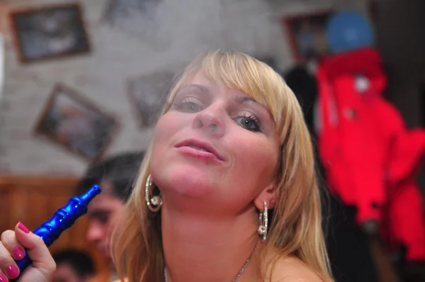 Girl Smokes Hookah Cafe — Stock Photo, Image