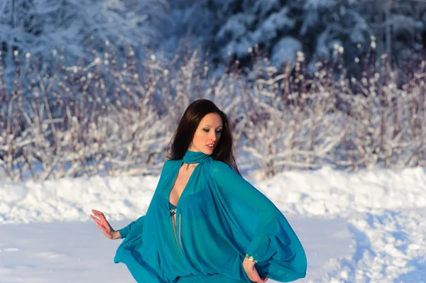 冬の風景の背景で踊っている女の子 — ストック写真