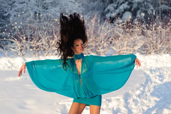 Κορίτσι Χορό Ιστορικό Του Ένα Χειμερινό Τοπίο — Φωτογραφία Αρχείου