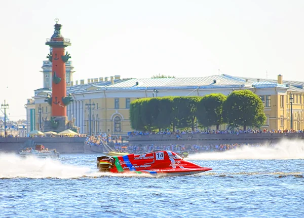 F1 Powerboat Racing. Corridas em barcos na área de água de Neva — Fotografia de Stock