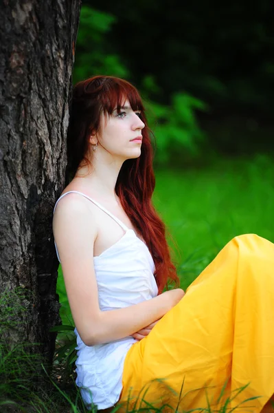 Düşünme Genç Güzel Kızıl Saçlı Kız — Stok fotoğraf