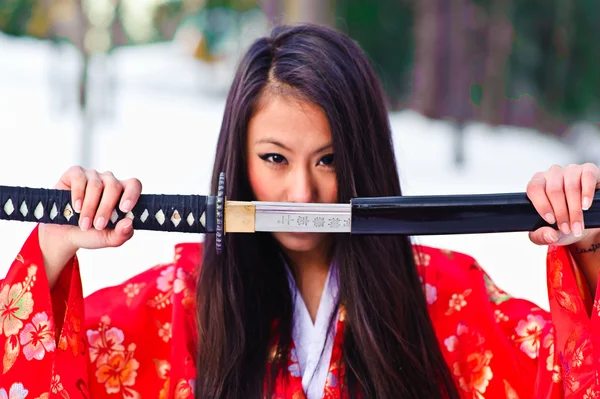 Meisje met een katana — Stockfoto