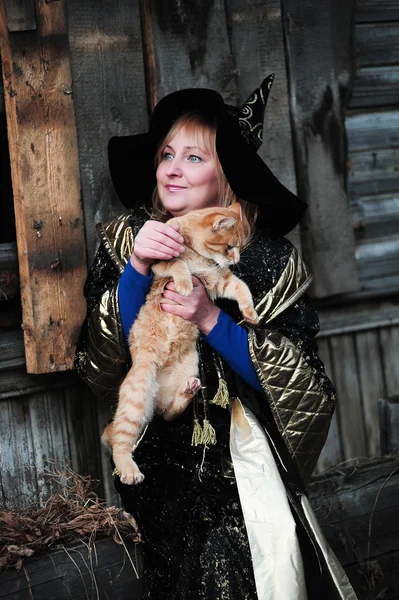 Ведьма с красной кошкой — стоковое фото