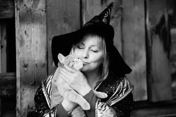 Kırmızı kedi ile cadı — Stok fotoğraf
