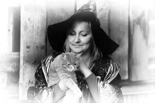 Čarodějnice s červená kočka — Stock fotografie