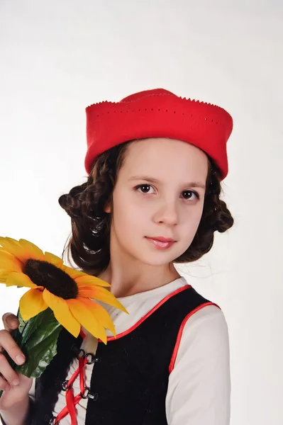 Kırmızı şapkalı kız ellerinde ayçiçeği ile — Stok fotoğraf