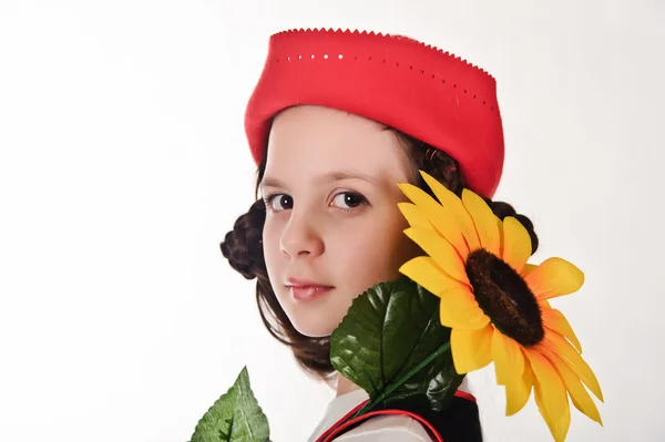 Chica en sombrero rojo con girasoles en sus manos — Foto de Stock