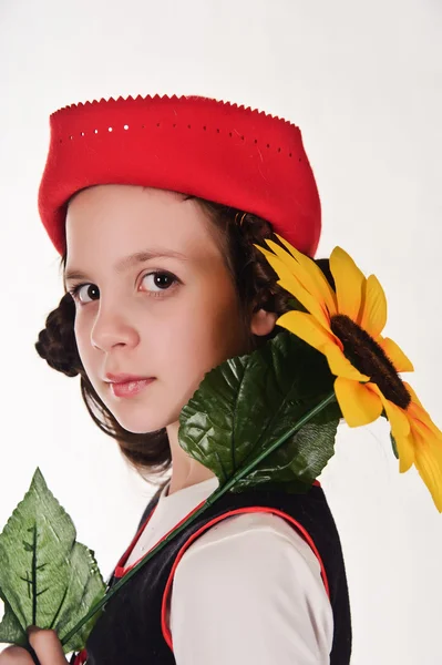 Девушка в красной шляпе с подсолнухами в руках — стоковое фото