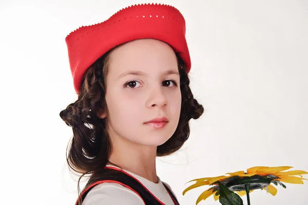 红色帽子用向日葵在他们手中的女孩 — 图库照片
