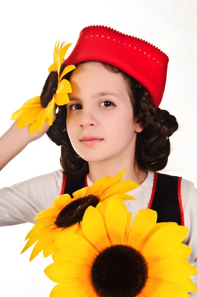 Ragazza in cappello rosso con girasoli in mano — Foto Stock