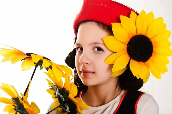 Chica en sombrero rojo con girasoles en sus manos —  Fotos de Stock