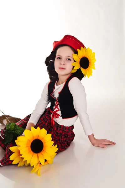 Fata în pălărie roșie cu floarea-soarelui în mâinile lor — Fotografie, imagine de stoc
