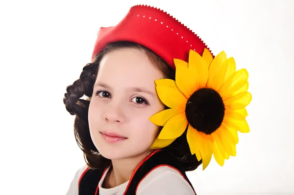 Jente med rød hatt med solsikker i hendene – stockfoto