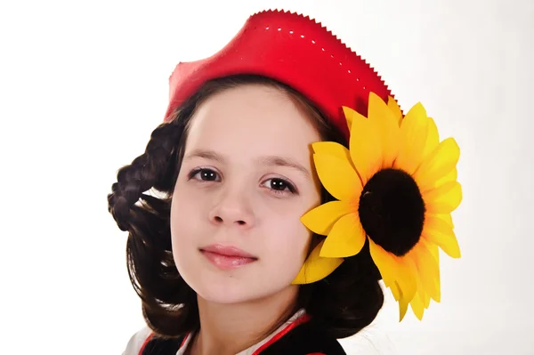 Mädchen mit rotem Hut und Sonnenblumen in der Hand — Stockfoto