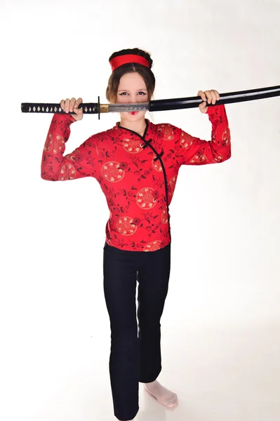 Дівчина обробляє довгий самурайський меч — стокове фото