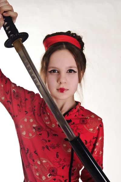 En flicka som hanterar en lång samuraj svärd — Stockfoto