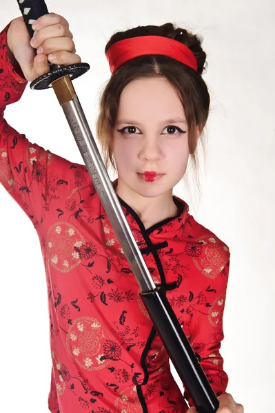 Dziewczyna obsługi długich samurajski miecz — Zdjęcie stockowe