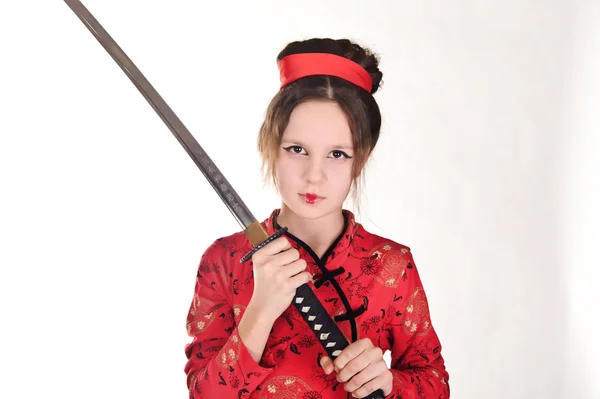 Uma rapariga a manusear uma longa espada samurai — Fotografia de Stock