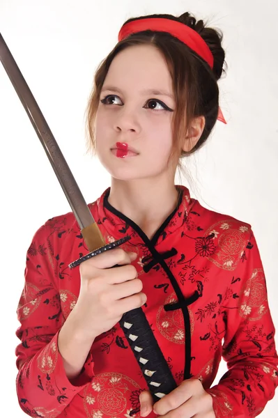 Дівчина обробляє довгий самурайський меч — стокове фото