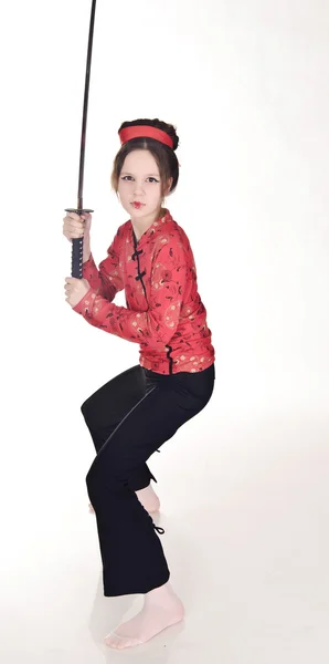 Una chica manejando una larga espada samurai — Foto de Stock