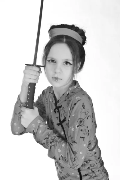 A lány egy hosszú szamuráj kard kezelése — Stock Fotó