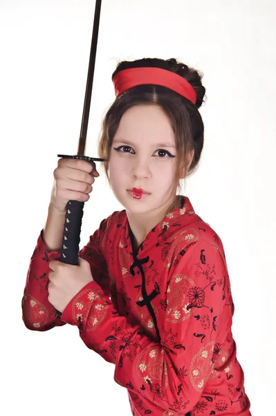 Une fille maniant une longue épée de samouraï — Photo