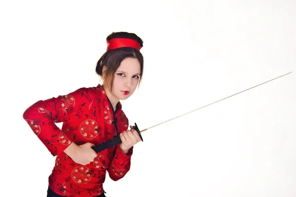 Uma rapariga a manusear uma longa espada samurai — Fotografia de Stock