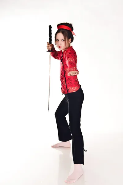Una ragazza che maneggia una lunga spada samurai — Foto Stock