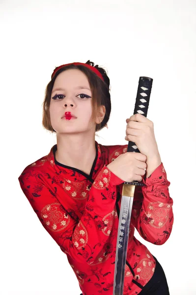 Ein Mädchen, das mit einem langen Samuraischwert hantiert — Stockfoto