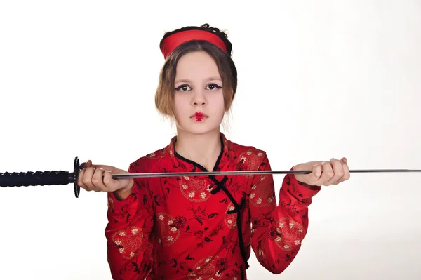 Une fille maniant une longue épée de samouraï — Photo