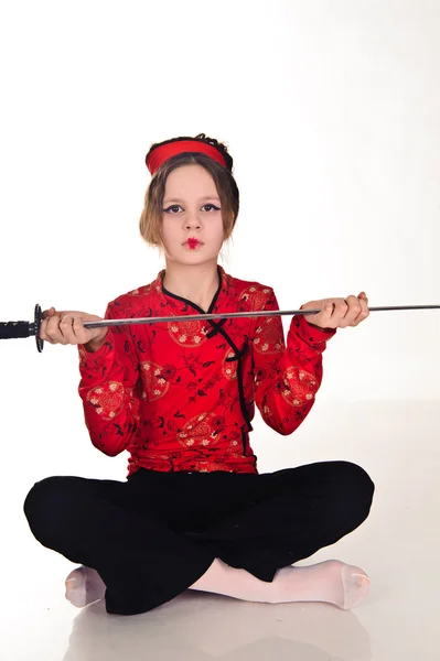 Девушка с длинным самурайским мечом — стоковое фото