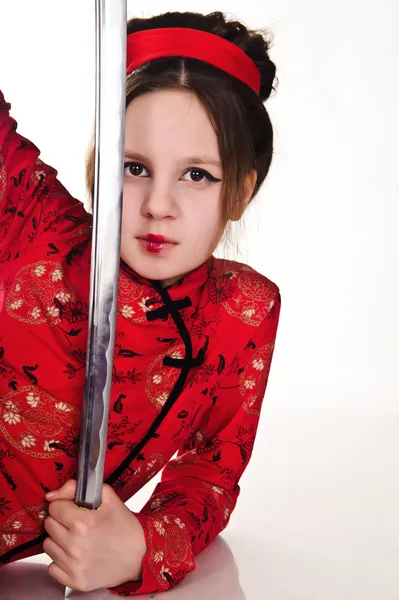 En flicka som hanterar en lång samuraj svärd — Stockfoto