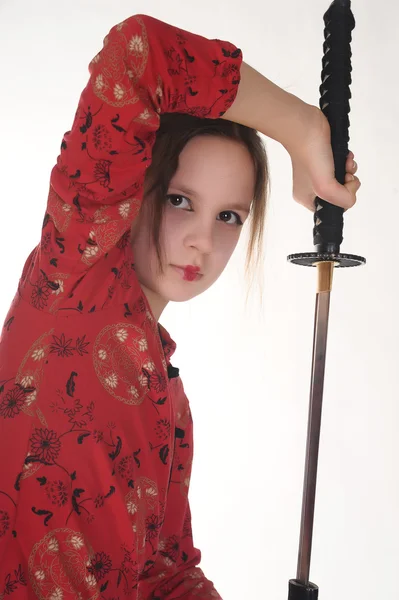 Ein Mädchen, das mit einem langen Samuraischwert hantiert — Stockfoto