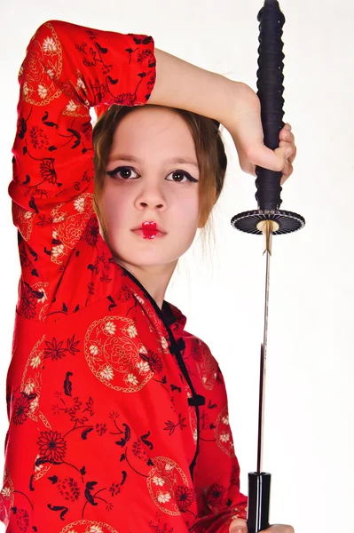 Una chica manejando una larga espada samurai —  Fotos de Stock