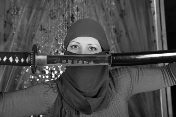Ένα νεαρό κορίτσι με ένα σπαθί Σαμουράι — Φωτογραφία Αρχείου