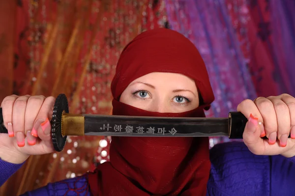 Una giovane ragazza con una spada samurai — Foto Stock