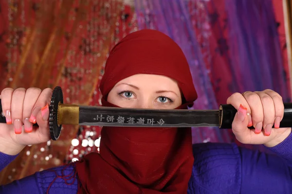 Młoda dziewczyna z miecz samurajski — Zdjęcie stockowe