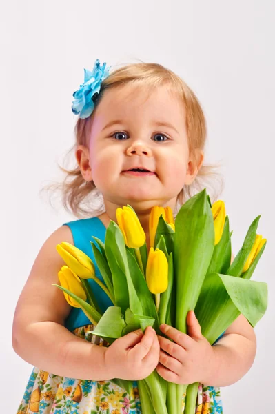 Lány tulipán csokorral — Stock Fotó