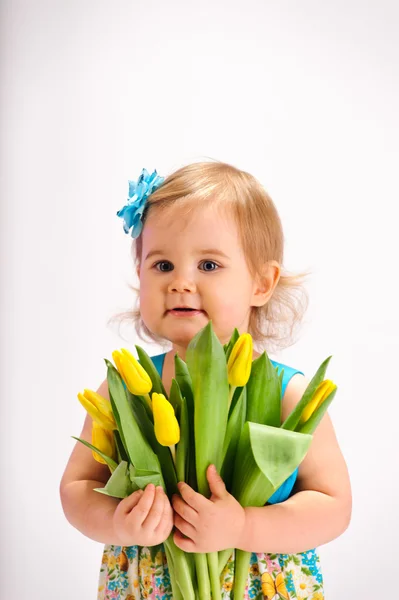 Fille avec un tas de tulipes — Photo