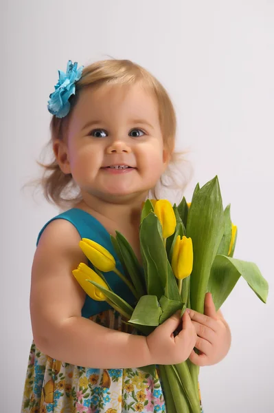 Dziewczyna z grono tulipany — Zdjęcie stockowe
