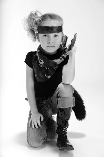 Kleinkind mit einem Armeemesser — Stockfoto