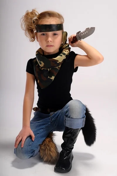 Batole dívka s armádní nůž — Stock fotografie