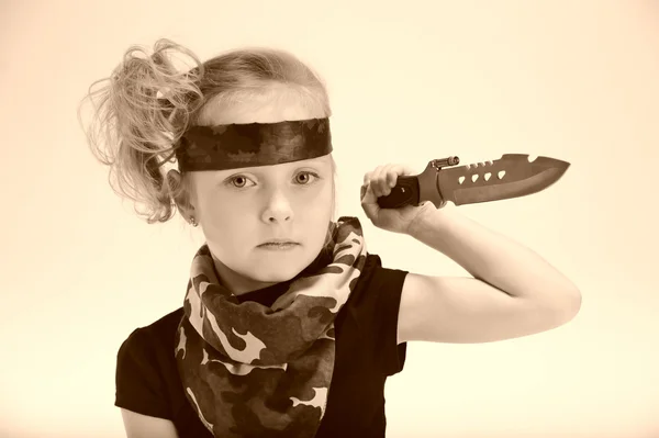 Menina criança com uma faca do exército — Fotografia de Stock