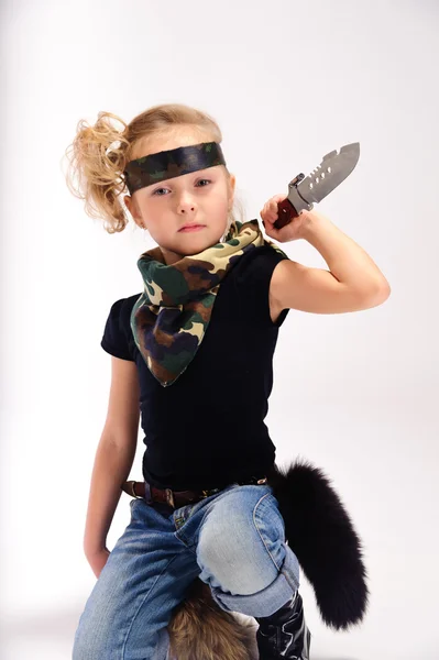 Kleinkind mit einem Armeemesser — Stockfoto